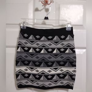 Cleo Apparel Knit Geometric Mini Skirt Small